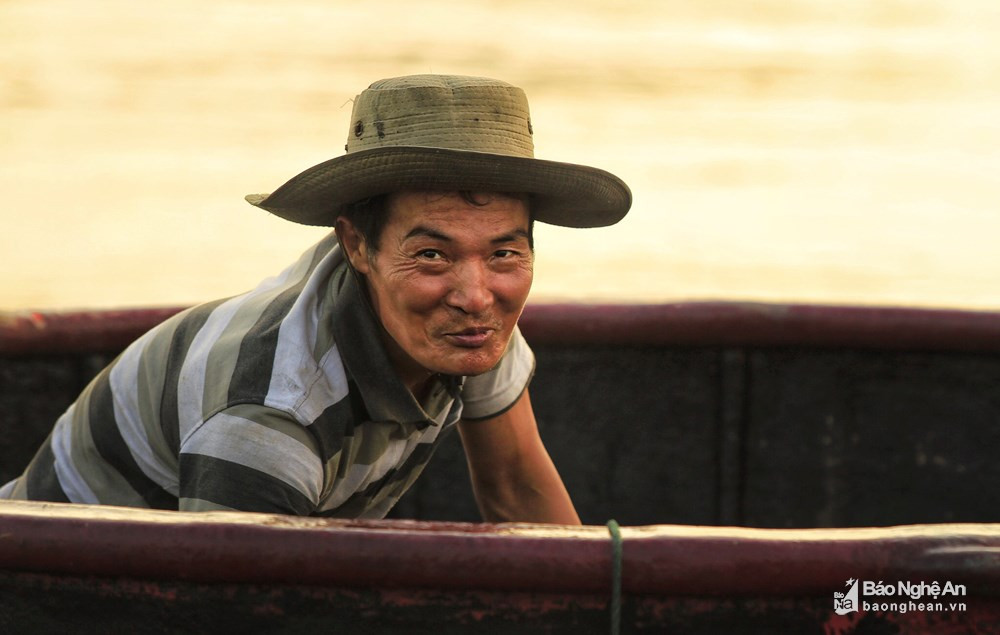 Mỗi ngày, trung bình một thuyền đánh bắt được 150- 200 kg, với giá bán dao động 15.000 - 17.000 đồng/kg, thu về trên 2 triệu đồng. Ảnh: Hải Vương