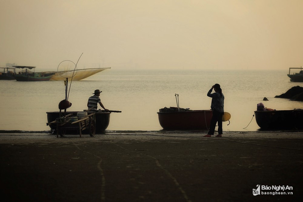 Các thương lái thường chờ sẵn trên bãi để mua được ruốc tươi. Ảnh: Hải Vương