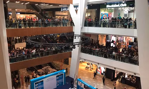 Những hàng người dài bất tận trong một trung tâm mua sắm ở Malaysia chờ mua iPhone 5S giá 50 USD. Ảnh: The Verge.