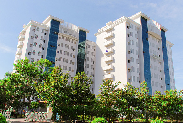 KTX Tôn Đức Thắng So với độ sang chảnh của RMIT sẽ là KTX của Đại học Tôn Đức Thắng. Được xây dựng vào năm 2010, với 282 phòng, mỗi phòng rộng 36m2 đều bố trí giường tầng tiết kiệm diện tích, nhà vệ sinh kín, đây là một nơi ở mới cho các sinh viên của trường.