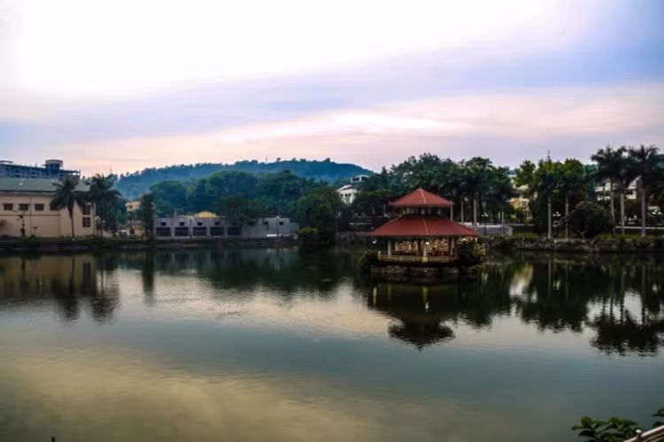 Đầy đủ tiện nghi như thang máy lên các tầng, sân thể thao nằm kế bên, ở đây còn có cả một không gian xanh với hồ nước lớn tạo cảm giác bình yên và giải toả căng thẳng sau giờ học.