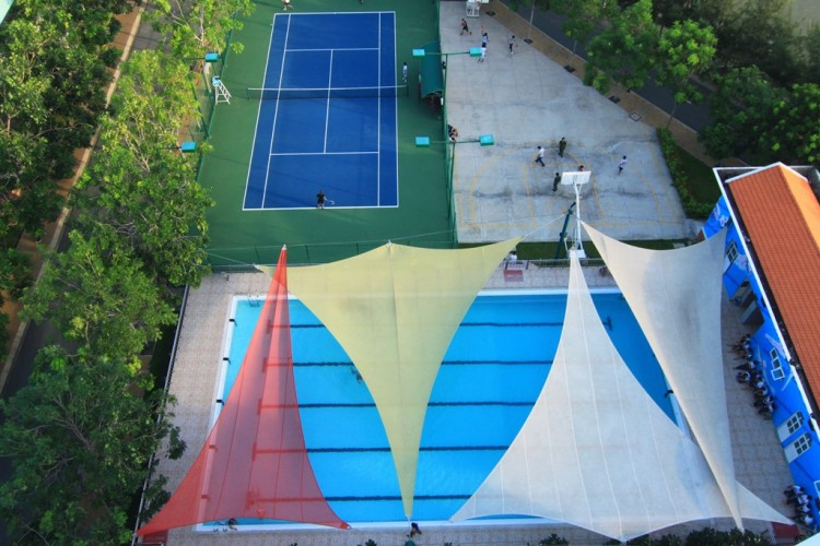 Ngoài căn tin, nhà ăn KTX còn gần sát thư viện siêu chất lượng tiện cho sinh viên học tập và nghiên cứu. Hơn cả là KTX còn có phòng giải trí trang bị tivi, dàn karaoke, bàn bida và đặc biệt - KTX có một hồ bơi lớn nằm phía ngoài đi kèm là sân bóng và sân tennis làm nên đẳng cấp.