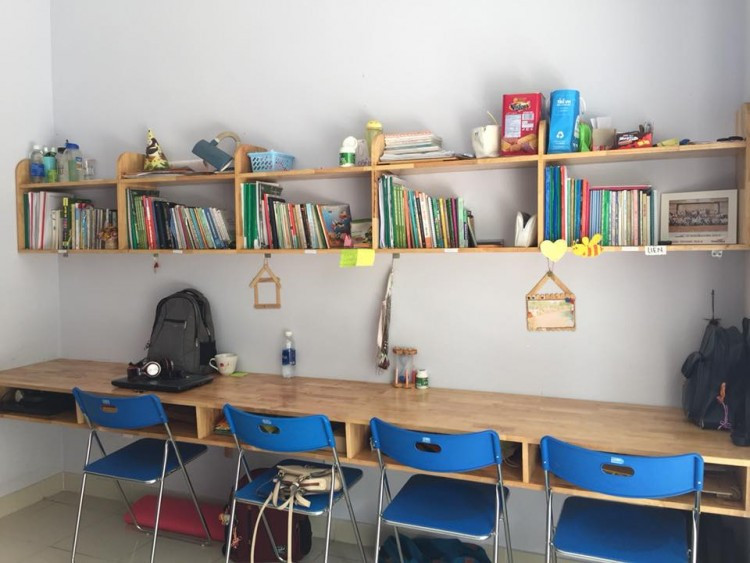 KTX có đầy đủ phòng ngủ, nhà vệ sinh, phòng sinh hoạt chung, phòng học chức năng… với nội thất được trang bị đầy đủ và hiện đại. Mỗi phòng lại có ban công rộng, thoáng đãng đón ánh sáng tự nhiên. Tuy nhiên để đảm bảo không tù túng chỗ ở cho sinh viên, mỗi năm một lần, hội đồng KTX lại họp và xét tuyển ngàn ngàn hồ sơ, để lựa ra một phần rất nhỏ trong đó những sinh viên có năng lực học tập tốt, gia cảnh khó khăn để ưu tiên giúp đỡ được ở KTX.