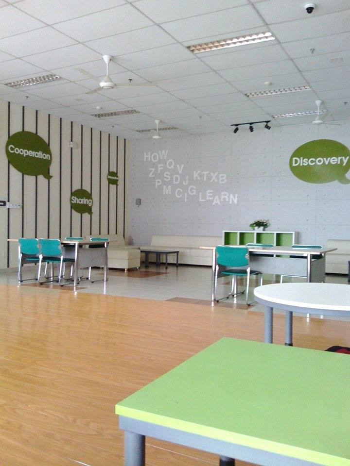 Với khuôn viên rộng rãi, cây xanh mát mẻ, bạn sẽ cảm thấy vô cùng thư thái thư sinh sống ở đây. Những dịch vụ đắt đỏ bên ngoài bỗng trở thành dịch vụ tiêu chuẩn ở đây và đều có mặt đầy đủ thuận tiện. Chẳng hạn như khu giặt ủi riêng, phòng tập thể hình, thể dục nhịp điệu, rạp chiếu phim, siêu thị, bưu điện… Ngoài ra là hầm gửi xe quản lý bằng thẻ từ hiện đại an ninh, thang máy tới từng tầng và dịch vụ xe buýt đi từ khu A sang khu B và sang các trường ở Làng Đại học rất tiện lợi.