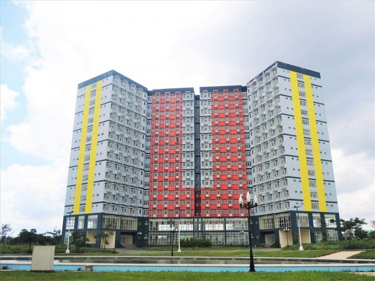 KTX ĐH Quốc gia TP.HCM KTX ĐH Quốc gia TP. HCM gồm khu A và B, tổng diện tích 59 ha, với nhiều tòa nhà 12 - 16 tầng liền kề nhau. Toàn bộ khu KTX này được đầu tư hơn 3.500 tỉ đồng, riêng khu B đã đáp ứng hơn 7.000 chỗ ở cho sinh viên. Đáp ứng đầy đủ tiêu chuẩn về cơ sở vật chất, đây là một khu ở tập thể chất lượng, nhìn xa chẳng khác gì 2 khối chung cư cao cấp của Sài Gòn.