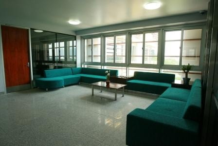 Ngoài ra sinh viên còn được sử dụng phòng đọc sách, phòng ăn riêng, phòng giải trí vô cùng hiện đại. Hàng tuần đều có người tới dọn dẹp nhà vệ sinh, thay ga giường… đảm bảo chất lượng vệ sinh cho sinh viên. Bước vào bên trong KTX, nhìn đồ nội thất, cách bài trí không gian, thiết bị và đội ngũ nhân viên, có thể thấy đây là nơi mà chỉ “con nhà có điều kiện” mới có thể ở.