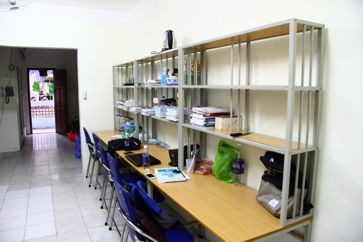 Ngoài trang bị máy giặt, máy nước nóng lạnh, tủ và bàn ghế học tập cá nhân ở KTX còn có nhà ăn, siêu thị mini, cửa hành internet, phòng tập thể thao… cực kì thuận tiện cho sinh viên học tập và hoạt động.