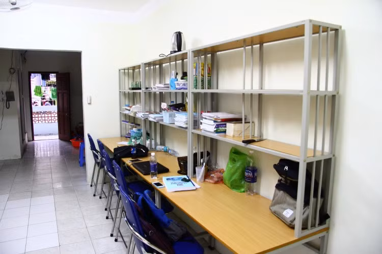 Ngoài trang bị máy giặt, máy nước nóng lạnh, tủ và bàn ghế học tập cá nhân ở KTX còn có nhà ăn, siêu thị mini, cửa hành internet, phòng tập thể thao… cực kì thuận tiện cho sinh viên học tập và hoạt động.