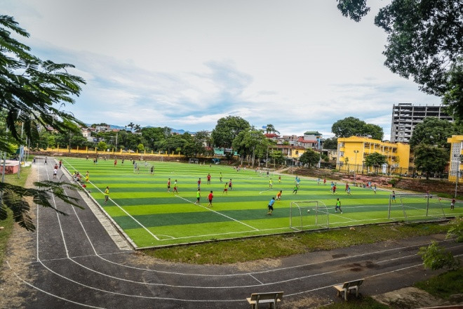 KTX ĐH Lâm nghiệp Đây là KTX trị giá hơn 74 tỉ đồng gồm 11 tầng nằm cạnh khuôn viên trường, KTX ĐH Lâm Nghiệp (Hà Nội) được xây dựng trên diện tích gần 1.500 m2 với nhiều cây xanh bao quanh, đường đi trải nhựa sạch sẽ và thoáng đãng. Khu KTX có 305 phong đáp ứng tới gần 3.000 chỗ ở cho sinh viên, với 305 phòng. Mỗi phòng có đủ trang thiết bị hiện đại cho 4 đến 8 sinh viên sinh hoạt.