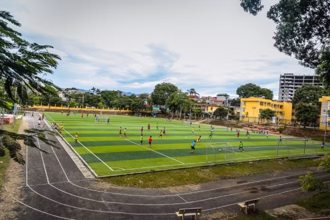 KTX ĐH Lâm nghiệp Đây là KTX trị giá hơn 74 tỉ đồng gồm 11 tầng nằm cạnh khuôn viên trường, KTX ĐH Lâm Nghiệp (Hà Nội) được xây dựng trên diện tích gần 1.500 m2 với nhiều cây xanh bao quanh, đường đi trải nhựa sạch sẽ và thoáng đãng. Khu KTX có 305 phong đáp ứng tới gần 3.000 chỗ ở cho sinh viên, với 305 phòng. Mỗi phòng có đủ trang thiết bị hiện đại cho 4 đến 8 sinh viên sinh hoạt.