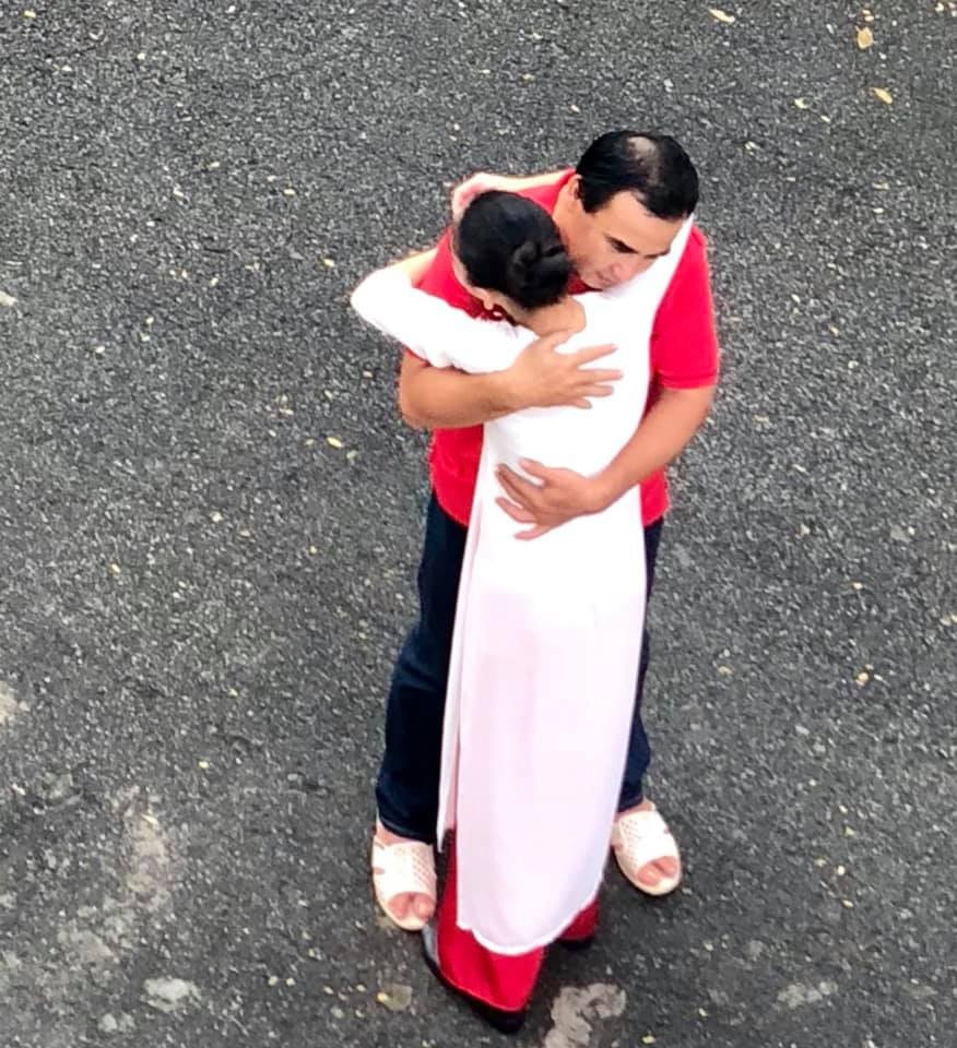 Nhiều cư dân mạng không khỏi ngưỡng mộ tình cảm bố con nam MC dành cho nhau. "Thật ngưỡng mộ gia đình anh chị lắm! Ông bố của năm đây rồi! Mẹ Thảo và hai công chúa là hậu phương vững chắc cho ba Linh" - Facebooker Nguyễn Hoàng bày tỏ.