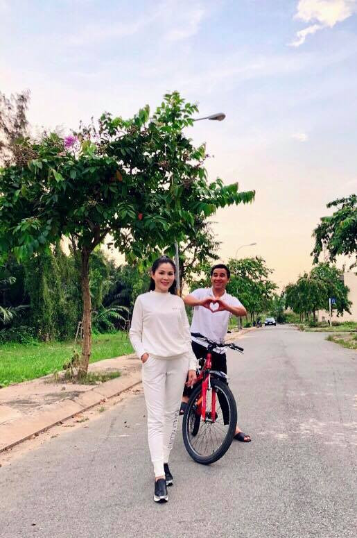 “Tôi là đàn ông nhưng sẵn sàng dậy từ 5h30 sáng lo giặt đồ, nấu bếp. Bà xã có thể phụ trách chuyện kiếm tiền, sửa nhà, đón con" - Nam MC chia sẻ.