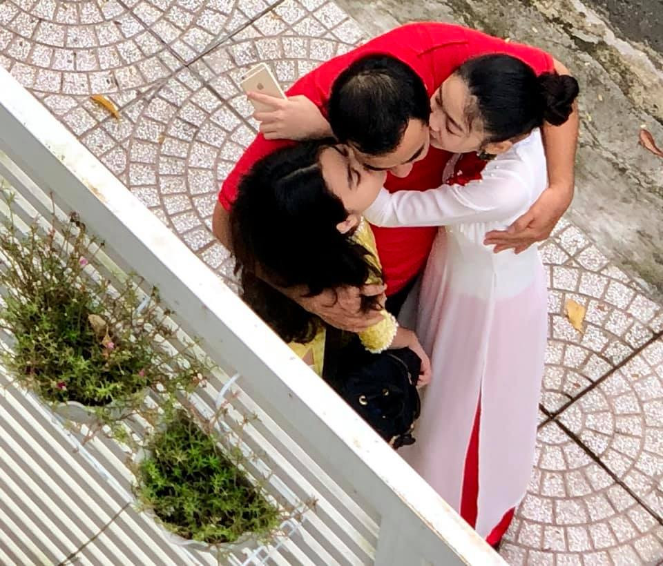 Mới đây, trên trang facebook cá nhân, bà xã Dạ Thảo bất ngờ chia sẻ hình ảnh chị chụp lén khi nam MC Quyền Linh chuẩn bị đưa hai con gái đến trường.