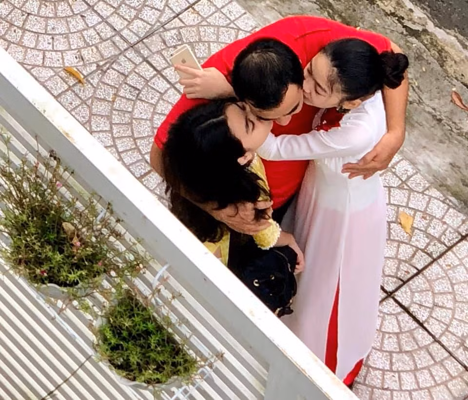 Mới đây, trên trang facebook cá nhân, bà xã Dạ Thảo bất ngờ chia sẻ hình ảnh chị chụp lén khi nam MC Quyền Linh chuẩn bị đưa hai con gái đến trường.