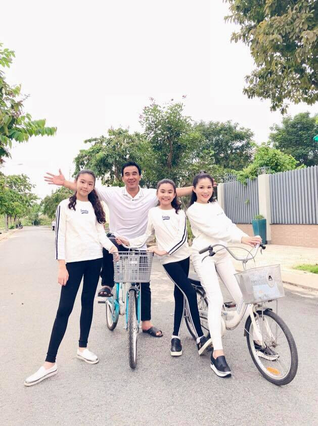 Dù công việc bận rộn nhưng MC Quyền Linh vẫn luôn tranh thủ thời gian bên cạnh chăm sóc vợ và hai con.