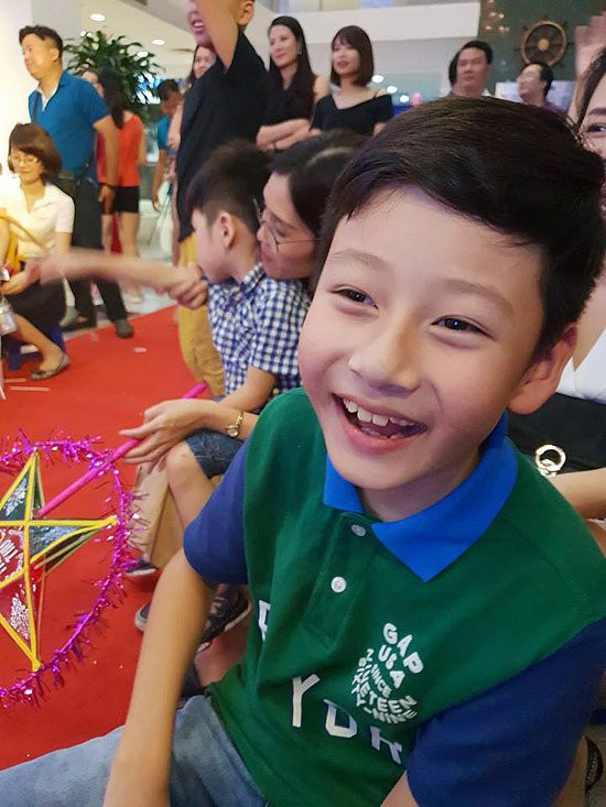 Bảo Nam tỏ ra rất vui vẻ khi được đón không khí Trung thu ở Việt Nam.