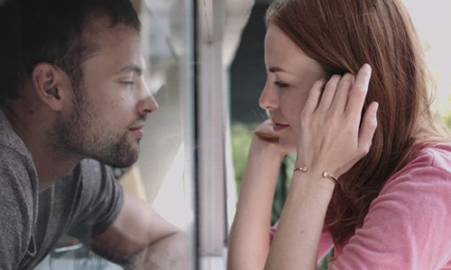 Phat hien bang chung ngoai tinh khong ngo trong bao thuoc la cua chong