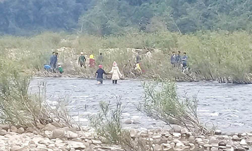 Vị trí tìm thấy cháu H. mất tích là dưới một con suối ở bản Roông.