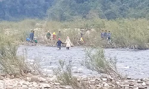 Vị trí tìm thấy cháu H. mất tích là dưới một con suối ở bản Roông.