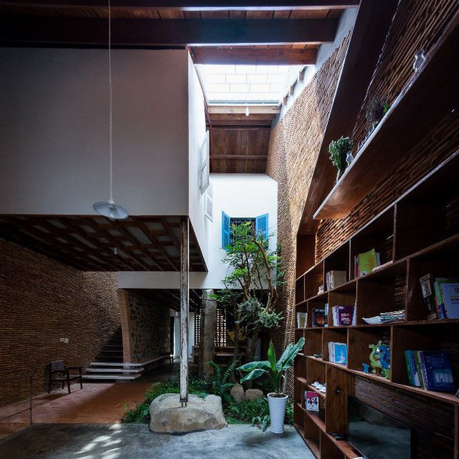 Sau khi cải tạo, phòng khách giữ nguyên kết cấu và thay đổi sofa, hệ đèn chiếu sáng giúp không gian ấm úng, sang trọng hơn.