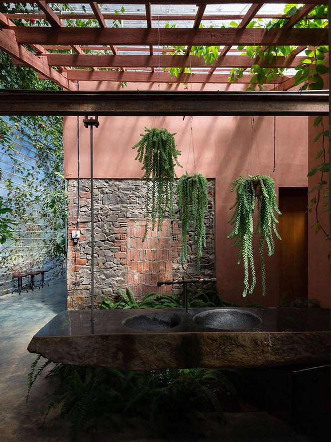 Các chức năng còn lại bao gồm phòng khách, sinh hoạt, phòng thờ và phòng ngủ nằm trong khối nhà mới xây. Khu nhà tuy có chút thay đổi về không gian và hình thức so với ngôi nhà cũ nhưng vẫn giữ được sự hài hòa của tổng thể bởi sự kết nối của thiên nhiên cũng như các chất liệu xây dựng.