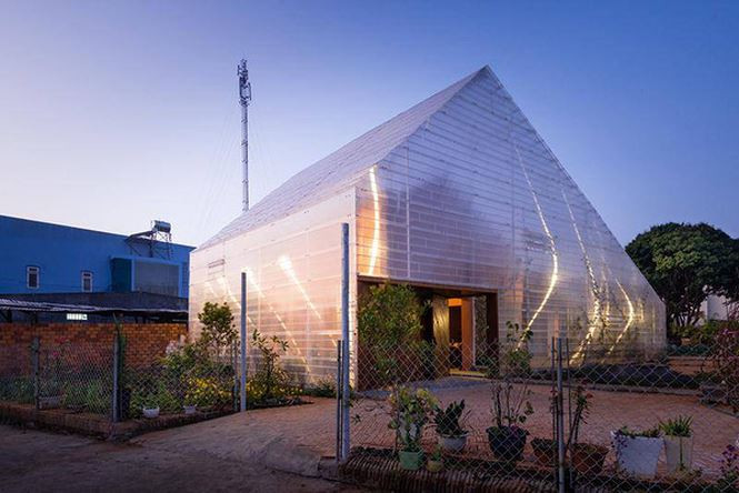 Bởi thế khi bắt tay vào cải tạo nhà, kiến trúc sư đã quyết định tạo một lớp vỏ bọc mới bằng chất liệu kính để bảo vệ ngôi nhà cũ vốn không còn đủ khả năng tự chịu nắng mưa.