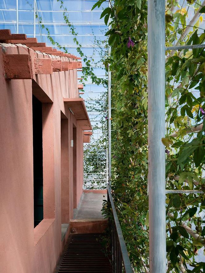 Đây là mái ấm của một cặp vợ chồng và 2 đứa trẻ. Kiến trúc của căn nhà xuất phát từ khao khát của người cha muốn có một không gian yên ả, thanh bình để hoài tưởng về cuộc sống và cho 2 đứa trẻ tiếp cận nhiều hơn với thiên nhiên.