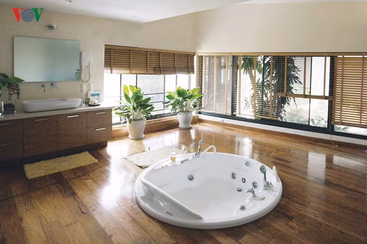 Phòng tắm tràn ngập ánh sáng tự nhiên, với những khung cửa lớn mở ra nhiều phía.