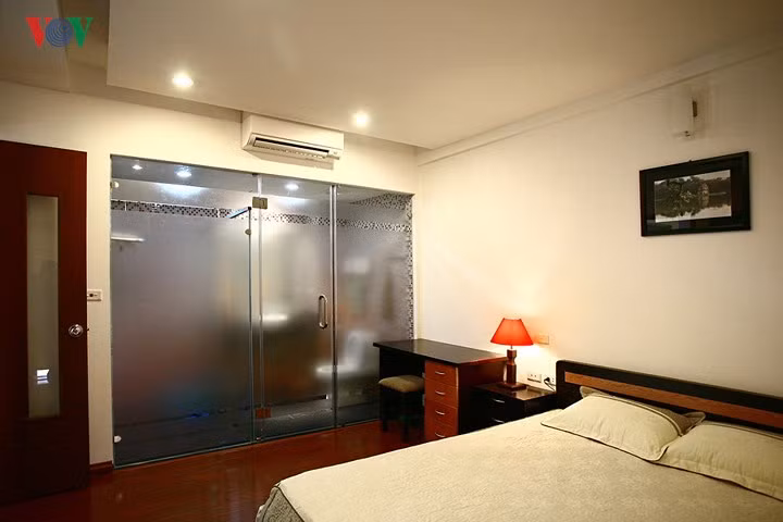 ... hoặc có thể dán đề can lên mặt kính.