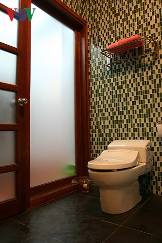 Kính mờ là một giải pháp để kín đáo hơn mà vẫn nhận được nhiều ánh sáng .