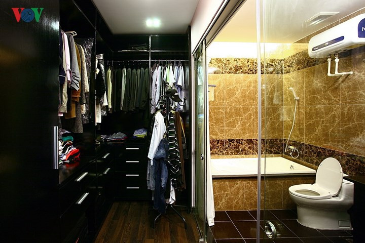 Phòng tắm thoáng với vách kính lớn và kết nối với phòng ngủ qua phòng tủ quần áo và thay đồ.