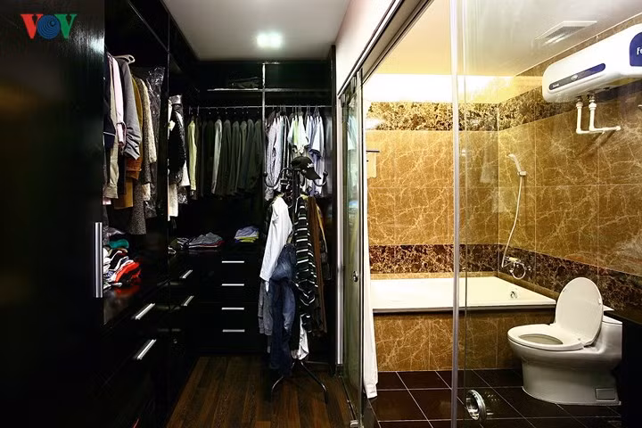 Phòng tắm thoáng với vách kính lớn và kết nối với phòng ngủ qua phòng tủ quần áo và thay đồ.