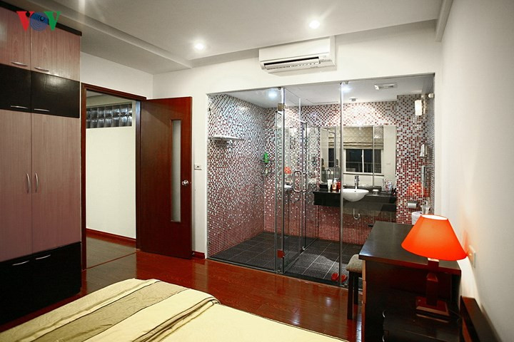 Với vách kính là vật liệu ngăn che, phòng ngủ như rộng hơn và phòng tắm được phô bày nội thất.