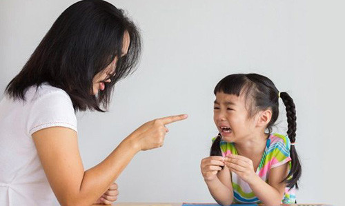 Thái độ tiêu cực của cha mẹ khi con mắc lỗi sẽ càng khiến trẻ muốn 'chui vào vỏ ốc' của chính mình.