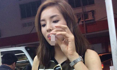 Nguyễn Cao Kỳ Duyên vướng scandal hút thuốc lá phì phèo ở quán cafe.