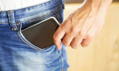 Để điện thoại trong túi quần là lỗi sai hầu như quý ông nào cũng gặp phải. (Ảnh minh họa)