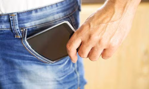 Để điện thoại trong túi quần là lỗi sai hầu như quý ông nào cũng gặp phải. (Ảnh minh họa)