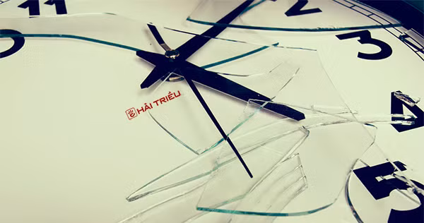 Nếu không muốn vứt bỏ chiếc đồng hồ đã chết nhưng đắt tiền hoặc gắn liền với kỉ niệm quan trọng nào đó, bạn nên mang chúng đi thay pin, sửa lại ngay lập tức để không ảnh hưởng đến vận mệnh của bản thân và các thành viên trong gia đình. (Thông tin chỉ mang tính tham khảo!)