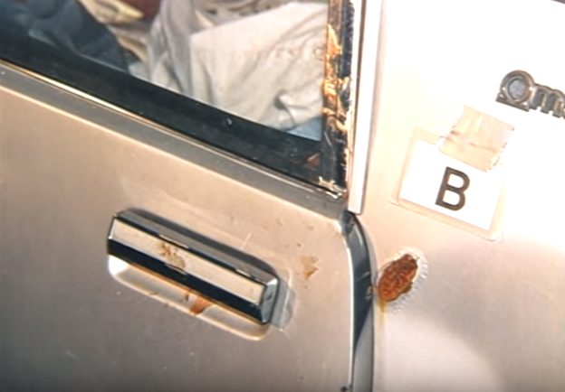 Khi chuyên viên pháp y kiểm tra xe hơi của Chris, họ thấy nhiều vết máu bên trong và ngoài xe.