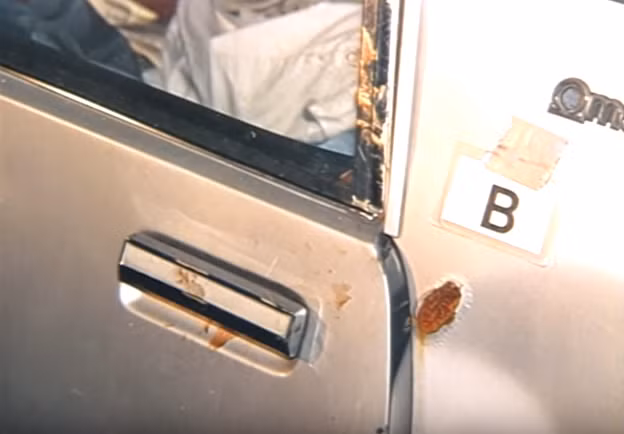 Khi chuyên viên pháp y kiểm tra xe hơi của Chris, họ thấy nhiều vết máu bên trong và ngoài xe.