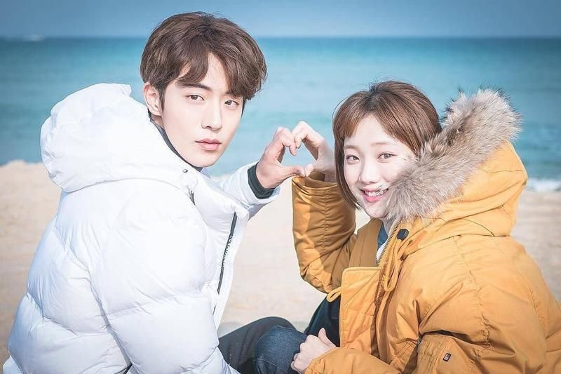 Nam Joo Hyuk - Lee Sung Kyung: Đôi diễn viên chính của Nàng tiên cử tạ thừa nhận hẹn hò sau khi Dispatch công bố loạt ảnh bằng chứng vào 24/4/2017. Hai người từ mối quan hệ bạn bè thân thiết chuyển thành tình yêu từ khoảng 5 tháng trước khi bị Dispatch bắt gặp. Đôi bạn "phim giả tình thật" nhận được sự ủng hộ nhiệt tình của công chúng và người hâm mộ vì sự đẹp đôi cũng như diễn xuất ăn ý.