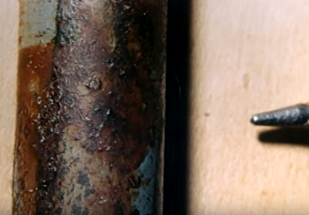 Rạng sáng ngày 6/7/1991, Chris và Mary-Lynn rời khỏi hộp đêm để kiếm cocaine. Trong quá trình di chuyển trên xe của Chris, hai người cãi nhau. Khi cuộc cãi vã lên tới đỉnh điểm, Chris dừng xe và cả hai người bước ra ngoài để tiếp tục đấu khẩu. Vì Mary-Lynn cào mặt Chris, anh ta mở cốp xe, lấy thanh sắt (trong ảnh) và đập vào đầu người phụ nữ. Sau đó, hung thủ lấy khẩu súng trường bắn vào đầu Mary-Lynn. Vì Chris có sẵn một can xăng trong xe nên anh ta thiêu xác Mary-Lynn trong thùng rác bằng xăng.