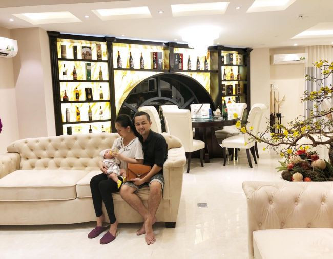 Không gian phía trong căn biệt thự có tông màu trắng làm chủ đạo, mọi vật dụng đều được sắp xếp gọn gàng.