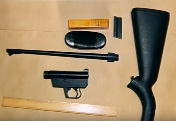 Các nhà điều tra cũng thấy một khẩu súng trường, một áo khoác và một can đựng xăng trong xe. Loại đạn trong tử thi cháy xém trùng với loại đạn mà khẩu súng bắn ra. Một dây chuyền nhuốm máu nằm trong túi áo khoác.