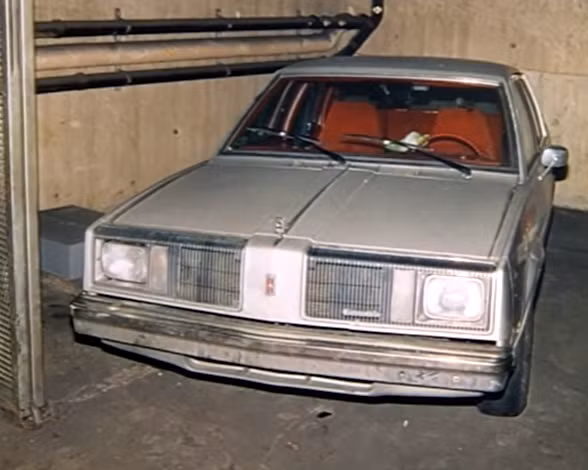 Khi cảnh sát yêu cầu kiểm tra xe hơi của Chris, anh ta nói do hỏng nên để ở nhà bà. Nhưng các nhà điều tra phát hiện Chris lái chiếc xe tới trụ sở cảnh sát để trả lời thẩm vấn. Tại sao anh ta nói dối?