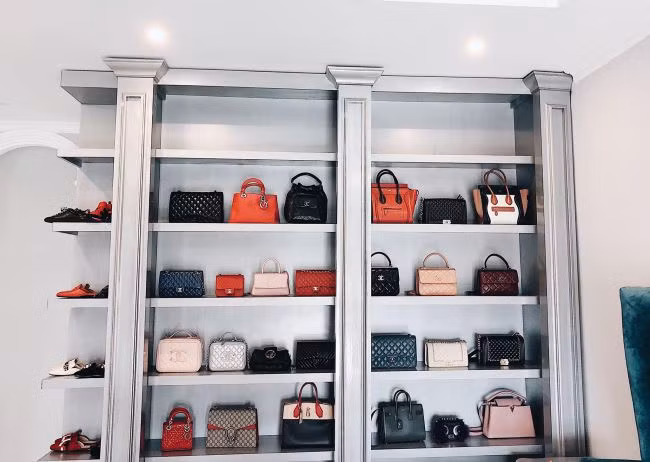 Bảo Thy cũng được anh trai thiết kế một chiếc tủ để hàng chục chiếc túi xách hàng hiệu. Theo ước tính, giá trị của các chiếc túi này lên đến vài tỷ đồng. Nữ ca sĩ còn tiết lộ, cô còn 5 chiếc tủ như thế này chưa hoàn thiện xong.