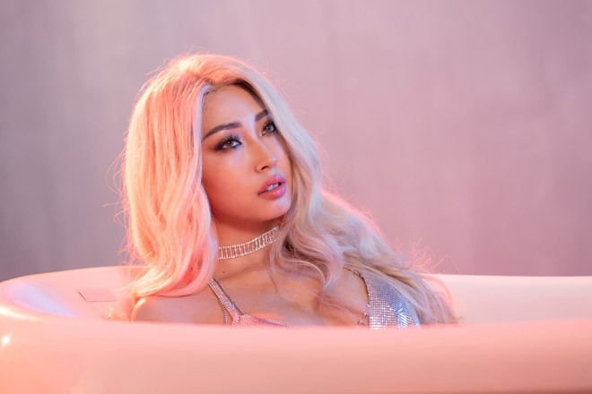 Trong MV "Sẽ không còn nữa", Khổng Tú Quỳnh vào vai cô gái bị người yêu phản bội. Thay vì dại khờ, ngốc nghếch vì tình, cô gái lại trở nên mạnh mẽ, xoá sạch ký ức về người yêu cũ để trở thành một người phụ nữ độc lập, tự tin nhất.