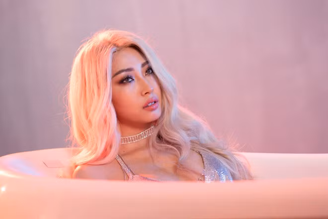 Trong MV "Sẽ không còn nữa", Khổng Tú Quỳnh vào vai cô gái bị người yêu phản bội. Thay vì dại khờ, ngốc nghếch vì tình, cô gái lại trở nên mạnh mẽ, xoá sạch ký ức về người yêu cũ để trở thành một người phụ nữ độc lập, tự tin nhất.