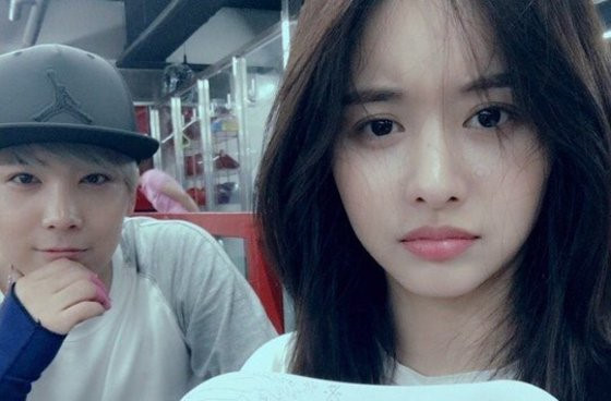 Lee Hong Ki - Han Bo Reum: Ngày 9/11/2016, giọng ca chính của FT.Island, Lee Hong Ki, xác nhận với truyền thông rằng anh đang yêu nữ diễn viên Han Bo Reum. Hai người quen biết và trở nên thân thiết hơn khi hợp tác trong bộ phim truyền hình Modern Farmer.