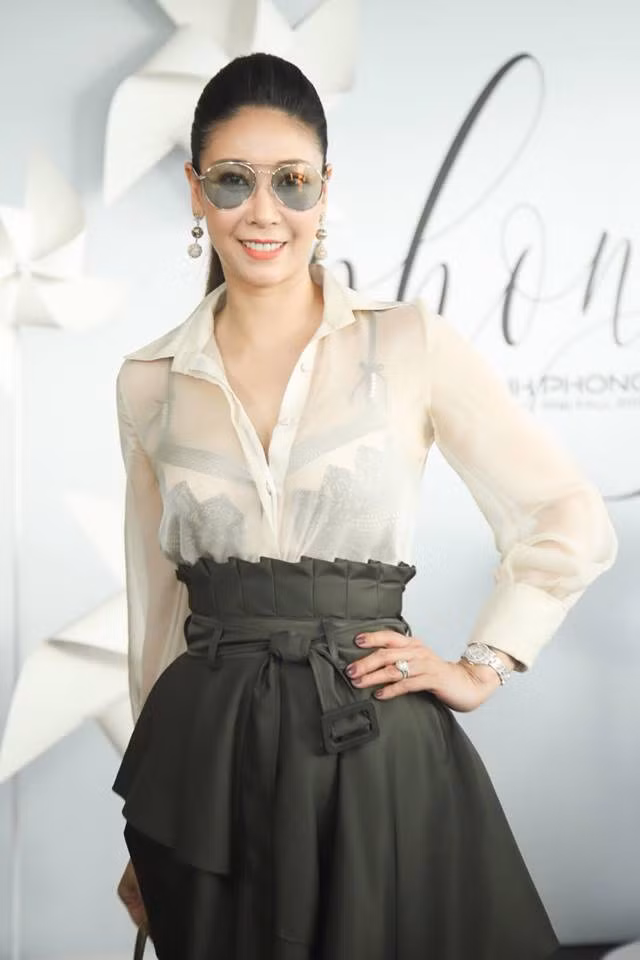 Trải qua 3 lần sinh nở nhưng vóc dáng của người đẹp sinh năm 1976 vẫn khiến nhiều người không khỏi xuýt xoa.